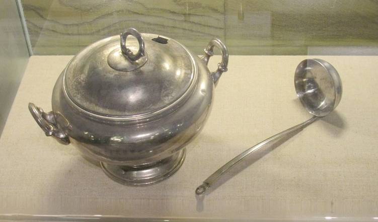 中东铁路博物馆展出的银质炊具
