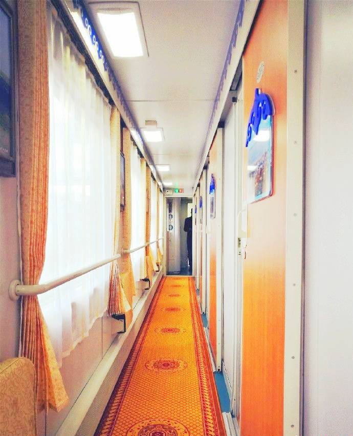 呼和浩特至二连浩特的Y632/3次口岸号快速旅游列车