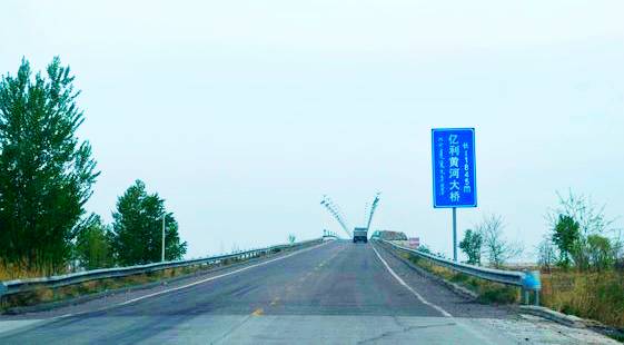 中国最美穿沙公路S215