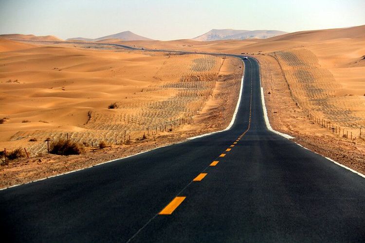 穿沙公路为沙海织出绿色希望 内蒙古翁牛特旗 新华全媒