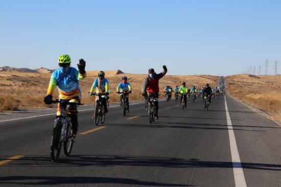 “恋上腾格里沙漠”穿越梦想公路骑游文化节开幕式在阿拉善举行