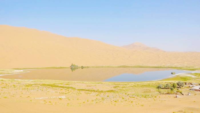 巴丹吉林沙漠景区巴格吉林湖