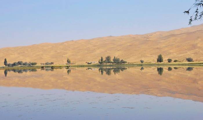 巴丹吉林沙漠景区巴格吉林湖
