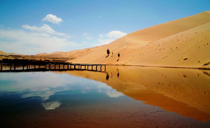 巴丹吉林沙漠巴丹湖